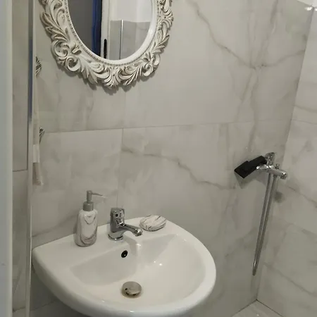 Dim's Apartman Qeparo